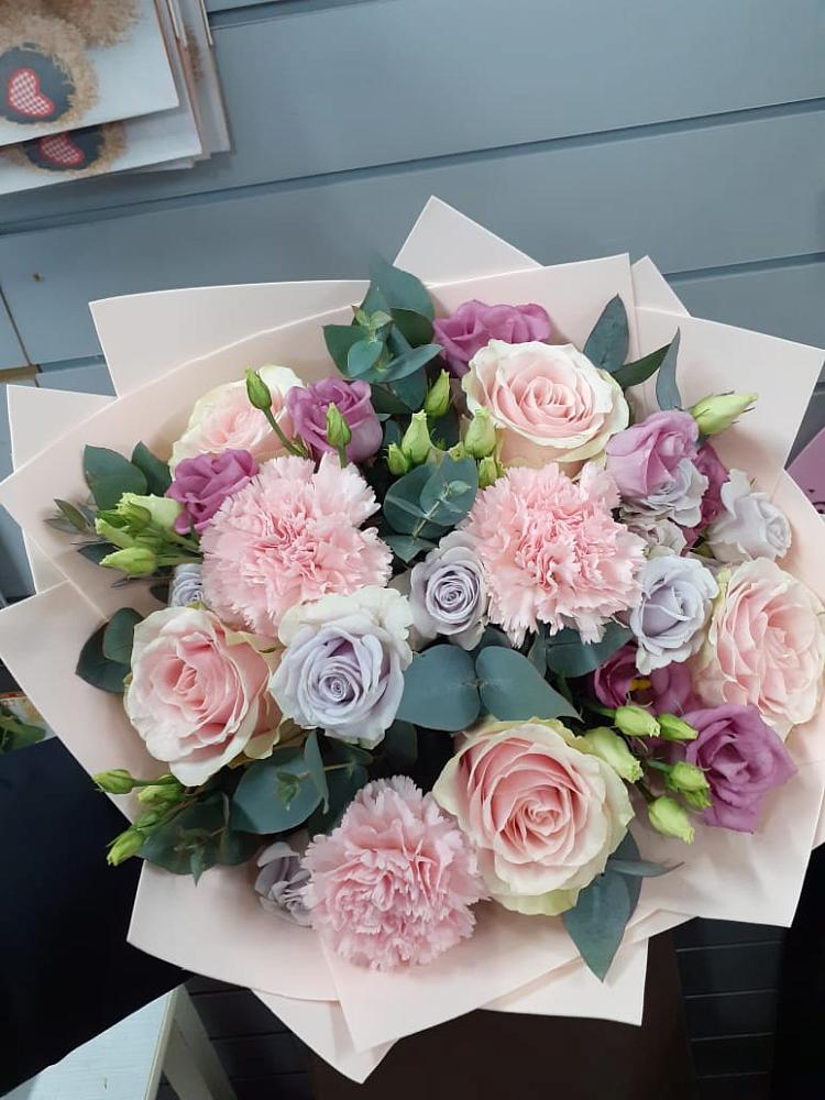 Букет цветов из: Розы, Гвоздики и Лизиантусы в Талалихино